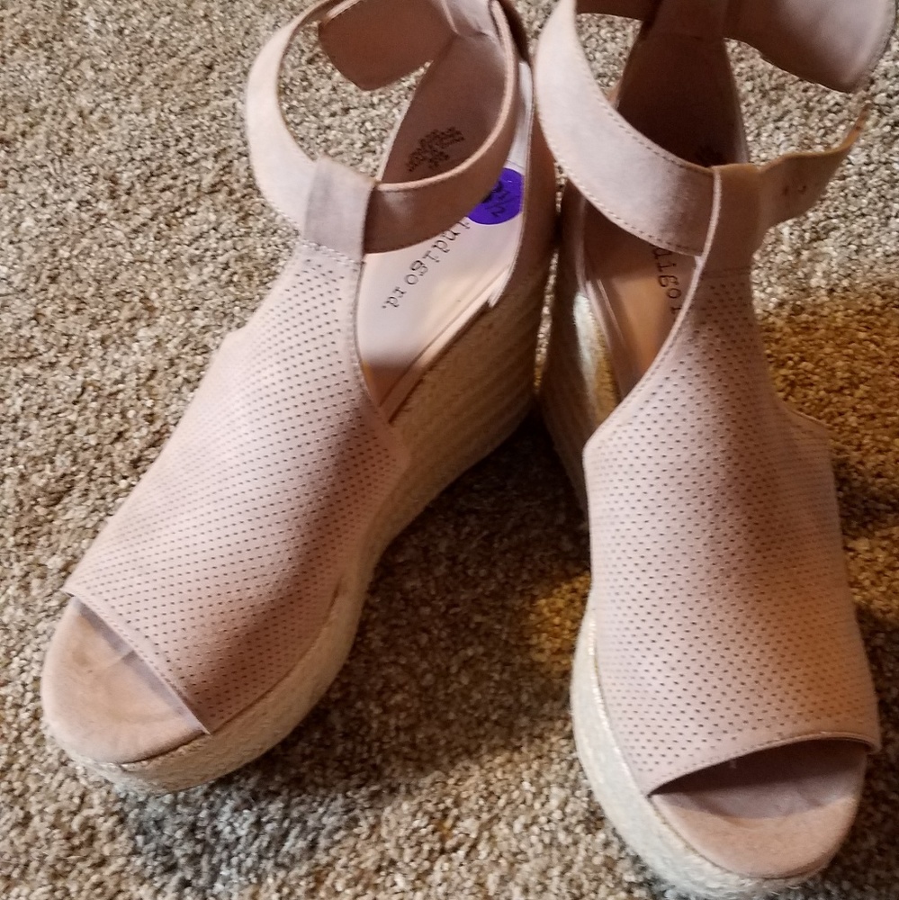 Womens wedge sandles like new size9